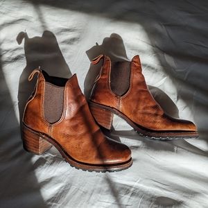 Frye Sabrina bootie (Chelsea style)